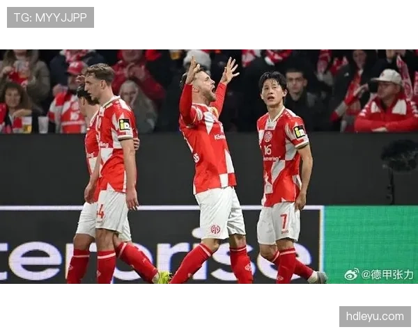 美因茨球迷热情高涨,助球队新赛季强势开局 美因茨球迷热情高涨,助球队新赛季强势开局