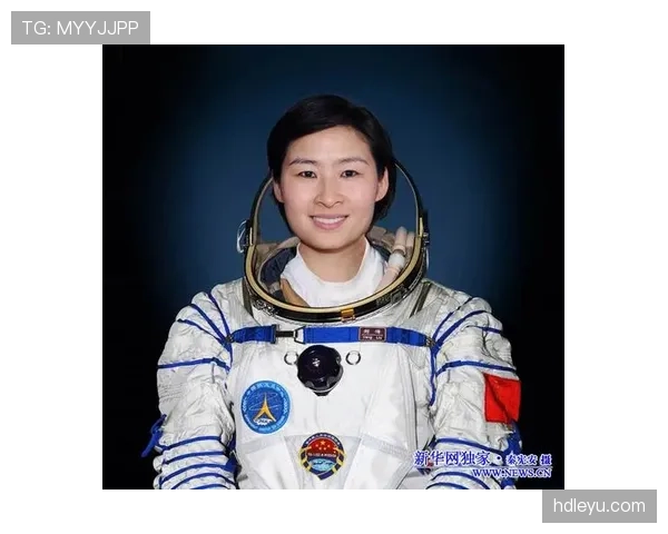 刘洋最新生活照的沙发……我一个月工资都不配坐