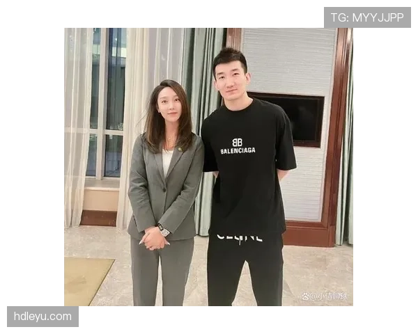 孙铭徽训练完直接拎两袋蛋白粉去接娃？